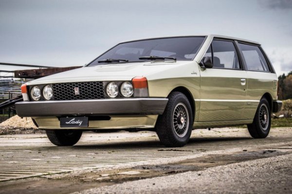 Подобна е историята и на този хечбек, който дебютира в Женева през 1976 г. И корпусът тук също е дело на италианско студио, макар и малко по-малко известно - Carrozzeria Coggiola. В основата на концептуалната Honda Lady е техниката на обикновен градски Honda Civic, сам по себе си много успешен.
Задачата на изложбеното копие е проста и важна - да демонстрира на Европа, че японските автомобили могат да бъдат не само рационални, но и модерни. Дори желани. Оттук и необичайният клиновиден профил, дървената вътрешна облицовка и такива малки неща като специална кука за чанти и отделно огледало за грим срещу предния пътник. Lady!